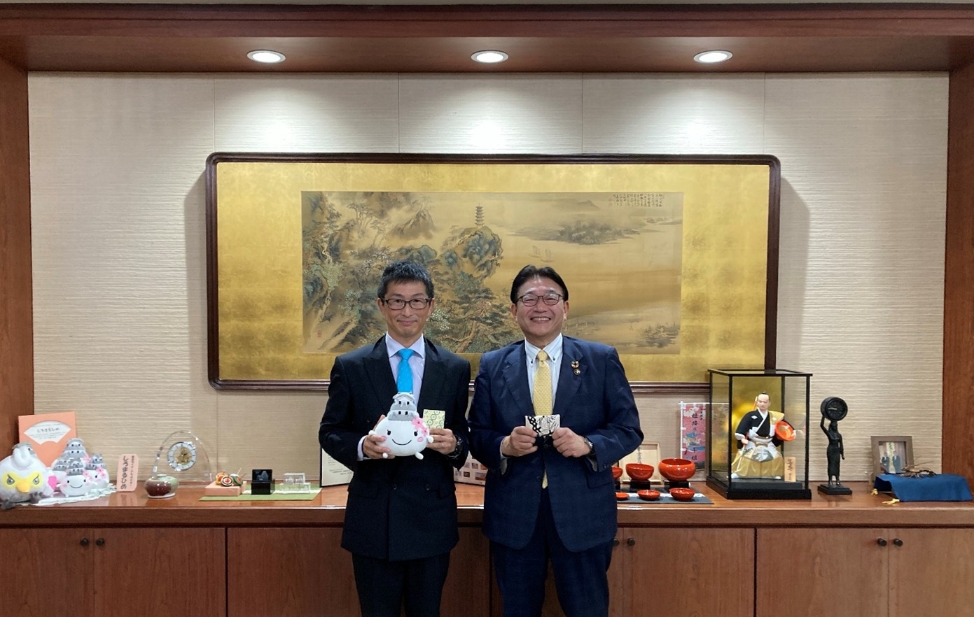 （吉武将吾臨時代理大使（左）と、清元秀泰姫路市長（右））