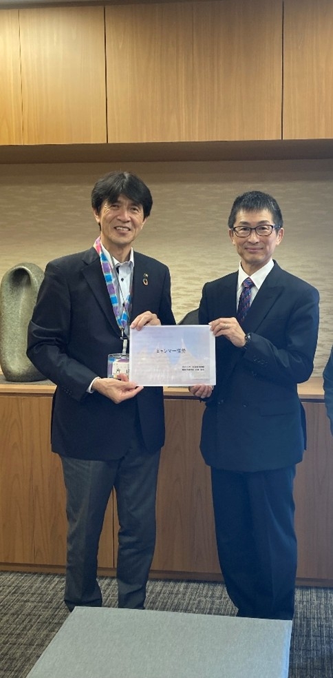 (Chargé d'Affaires ad interim Mr. Yoshitake Shogo (right), and Mr. Katayama Shozo, Mayor of Nishiwaki City (left))